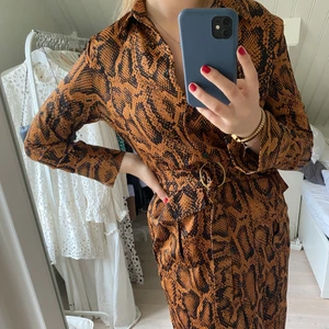 Ormmönstrad klänning från Zara - Snygg ormmönstrad klänning från Zara i storlek M. Använd endast vid ett tillfälle så som ny!🌸 Kan användas som klänning, men även supersnygg till jeans! Märkte efter jag köpt den att det saknas en knapp men inget som märks när man har på sig den, men om man vill kan man lätt sy på en! Kan mötas upp i Göteborgs området eller posta, köparen står för frakten💖