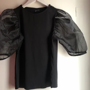 Topp med puffärm - Sjukt snygg topp, endast använd 1 gång. Säljer då den tyvärr inte kommer till användning. (Andra bilden är lånad) 