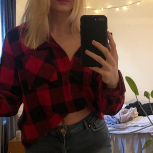 Flanellskjorta  - Flanellskjorta från hm i storlek 40 (jag som brukar ha s/m sitter den oversized på). Sparsamt använd och i fint skick! Lite tunnare :)