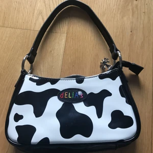 Ko mönstrad väska! :) - En ko mönstrad axelväska som jag köpte förra sommaren på Depop! :)