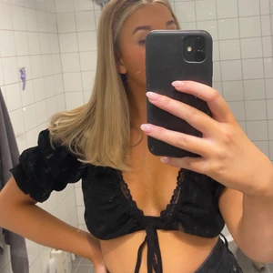 Svart topp med knyte vid bröstet - Använd två gånger, mycket fint skick!!