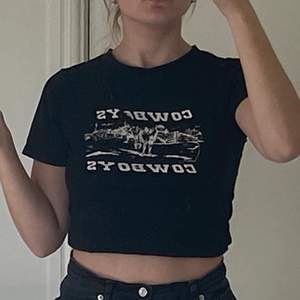 En svart t-shirt med tryck på sig, aldrig använd, skit snygg och as härligt material