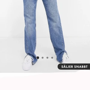 Jeans med slits  - Säljer dom här snygga jeansen som jag älskar med är tyvärr för stora för mig, det är storlek 36 och har använder endas en gång. 