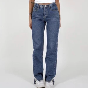 straight jeans - Straight jeabs med slits nertill från venderbys. Aldrig använda och köpta för 670 kr, alltså helt nyskick. Säljer för att jag råkade köpa en för stor storlek. Skriv om du vill ha fler bilder.