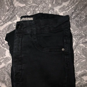 Gina tricote  - Hej, säljer ett par till jeans från Gina tricote fast i modellen Molly, dom är också i storlek L men mer som S 