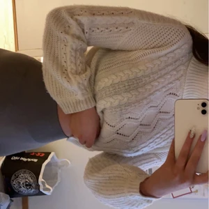 Vit stickad tröja  - Säljer min jätte fina vita stickade tröja med mönster på! Köpt i usa så vet tyvärr inte vilket butik den är ifrån😊 Säljer för 140kr +frakt!