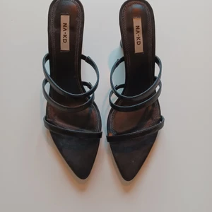 Klackskor NA-KD - Snygga skor i nyskick inköpta förra sommaren i strl 41. Tyvärr för stora för mig så har aldrig kommit till användning. 200 kr, köpare betalar frakt 🌼