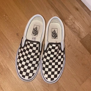 Vans slip on one shoes black/white  - Det är strl 39 använt ett par gånger finns tyvärr ingen låda med köparen står för frakten 😊 