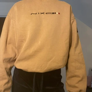 NIKE - Stolek:L men själv har jag s den passar jättebra! Lite slitna vid armarna, Den kommer i från Nike. Jag har inte blonderat själv. Super fin tröja till sommaren. Hoppas någon vill köpa den!✨💛
