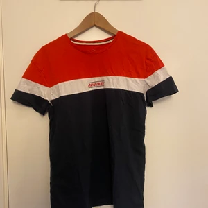 Jack & Jones T-shirt - T-shirt från jack & jones, skick 8/10, size S