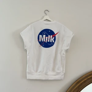 Milk Exclusive  - Cut off sleeves. Sweatshirt. Loose, boxy fit. 😉