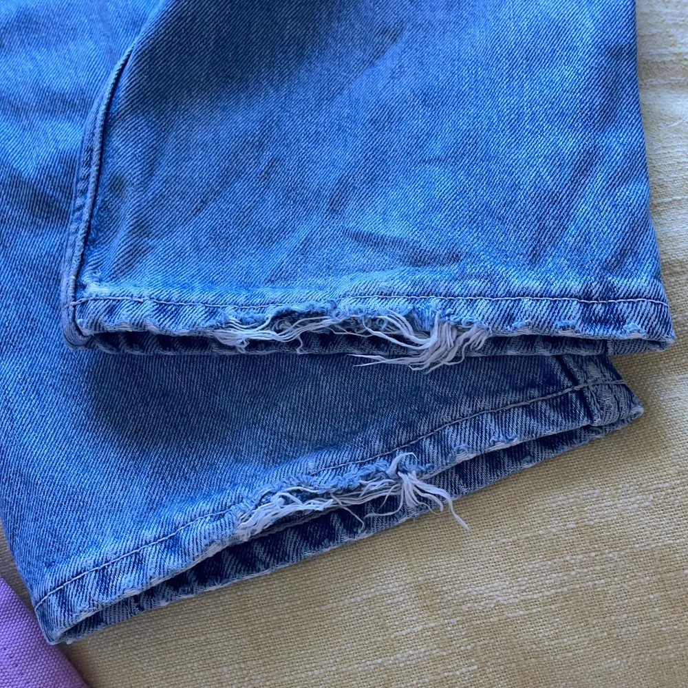 Säljer mina weekday jeans då jag knappt använder dom längre. Förutom lätt slitning längst ned på byxbenen är dom i toppskick!!💕 . Jeans & Byxor.