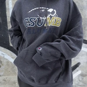 VINTAGE CHAMPION HOODIE  - Säljer min favorit vintage hoodie för att jag dels har så många men också för jag behöver pengarna! Köpt för 450kr på second hand 😊