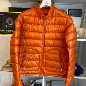 Moncler Acorus  - Storlek 4, kan behöva en kemtvätt. Finns inga hål.