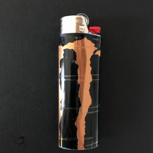 💀MONSTER ENERGY TÄNDARE💀 - Cool monster energy tändare! Handgjord utav: BIC tändare, monster energy burk, brandsäkert lim och brandsäker tejp