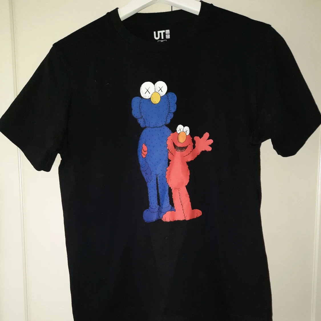 Kaws sesame street × uniqlo