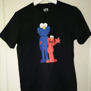 Kaws sesame street × uniqlo - Feet sesame street tröja, med kollektionen från uniqlo! Knappt använd. Kan mötas upp i Stockholm eller frakta.💗