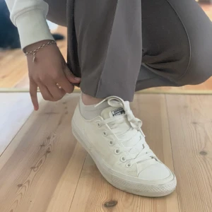 Converse - ”Must have ” skor ! Hel vita converse. Anpassad mjuk sula inlagd. Sparsamt använda. 🙌🏽 