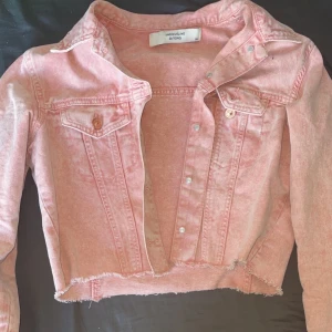 Jacqueline de Yong jeansjacka - Rosa jeansjacka av Jacqueline de Yong köpt från asos, ordinarie pris; 699kr