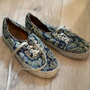 Vans med nice mönster  - Snygga Vans med coolt mönster. Väl använda men hela och sköna! 🧚🏼‍♀️