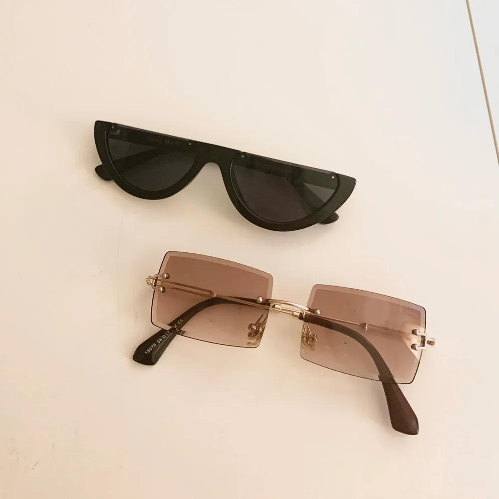 Säljer två par solglasögon i jättebra skick. De svarta är köpa i en vintagebutik i Borås och de bruna kommer från Shein med medföljande fodral. Säljer de bruna för 50 kr och de svarta för 100 kr. . Accessoarer.