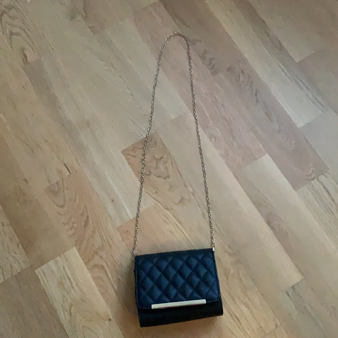 Svart axelbandsväska  - 90