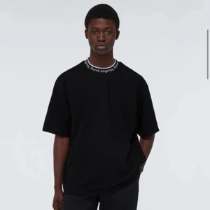 Acne studios t-shirt - Säljer min pojkväns acne t-shirt i mycket bra skick, det är storlek M men funkar som L🥰 Det är en mycket mysig tröja och i nyskick. Köptes för 1729kr och säljs för mindre än halva priset☺️