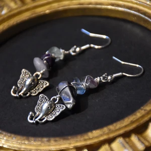 Örhänge elefant  - Örhängen med elefantberlocker och äkta flourit. Krokarna är nickelfria och det finns endast ett par!! 