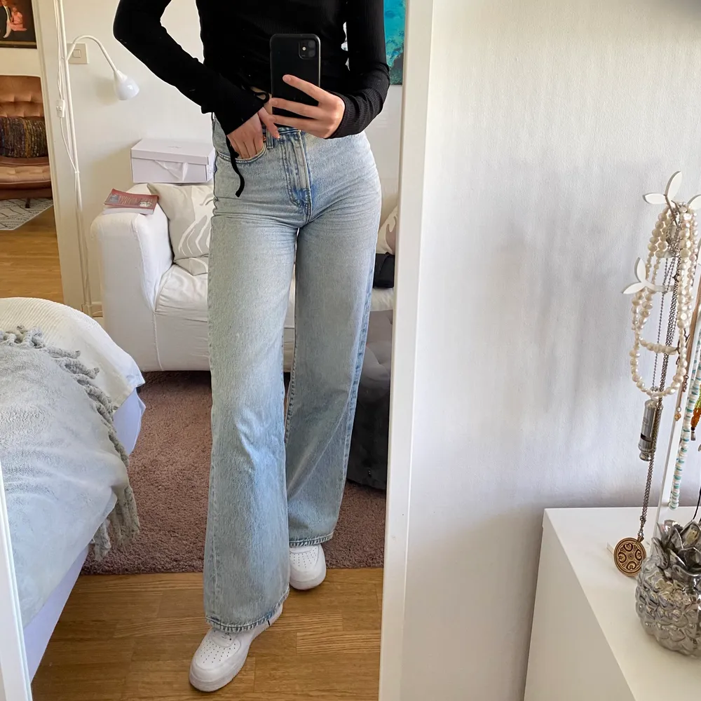Ljusblåa jeans från Levi’s i modellen ”ribcage wide leg”. Jag (på bilderna) är 179 cm. Välanvända men i bra skick, förutom lite slitage på ena bakfickan från mobilen.. Jeans & Byxor.