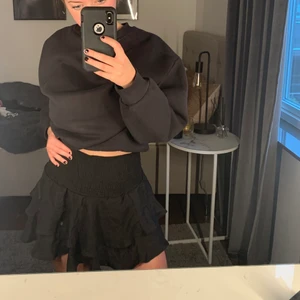 Volang kjol - Säljer en svart volang kjol som jag köpte för ett tag sen, aldrig kommit till användning därav säljer jag den! Är i storlek 36💕