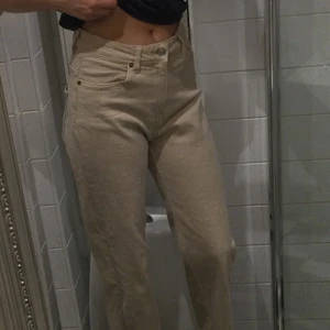 Ett par jeans i stl S - Detta är ett bara beasha jeans❤️❤️Köpte dem för några månader sen så inte mycket använda.