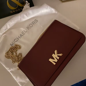 Micheal Kors väska  - Fin väska från Micheal kors i nyskick. Burgandy med guld kedja och guld detaljer. I nyskick, inköps pris över 3000:- Sek 
