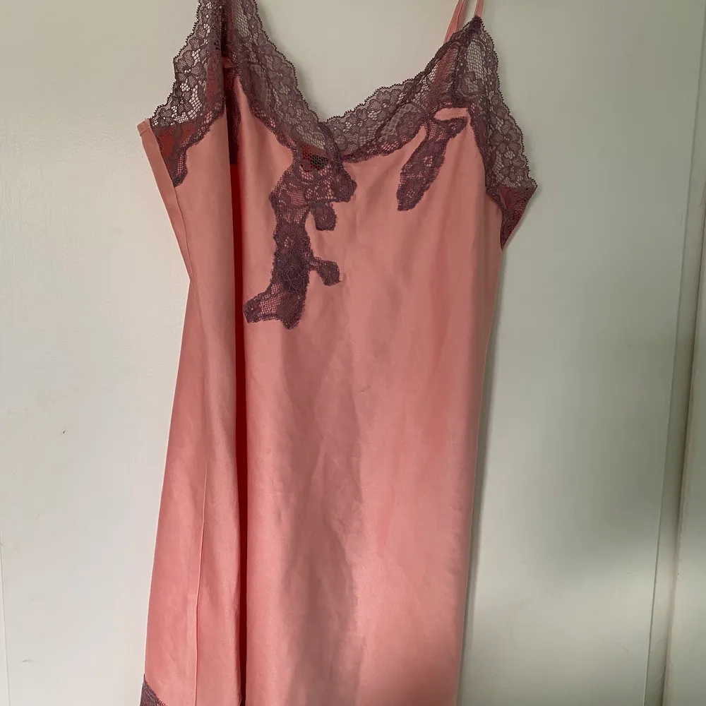 Så fin LingaDore slipdress perfect för sommaren.                          Liknar er slipdress som  Jules från Euphoria hade på sig🌸.         Köparen står för frakten.                                                            Kostar runt 400kr nya . Klänningar.