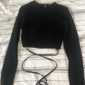 Topp med snörning - Svart långärmad topp med snörning, från hm divided strl xs. Endast testad hemma en gång. Vet inte vad nypris är för jag inte hittar den på hms hemsida. 