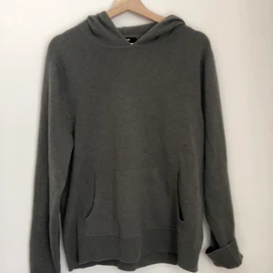 Cashmere hoodie - Chalmers hoodie från Lisa yang. Militär grön