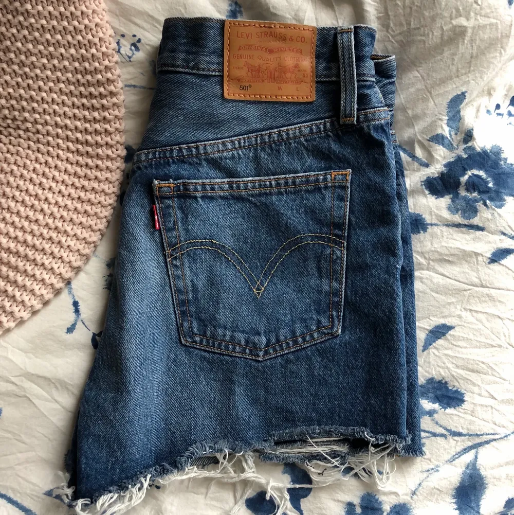 Helt oanvända jeansshorts från Levis i modell 501🤍 köpare står för frakt. Pris går att diskutera🌿. Shorts.