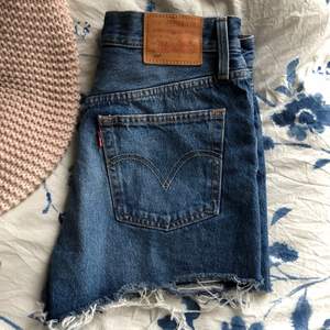 Helt oanvända jeansshorts från Levis i modell 501🤍 köpare står för frakt. Pris går att diskutera🌿