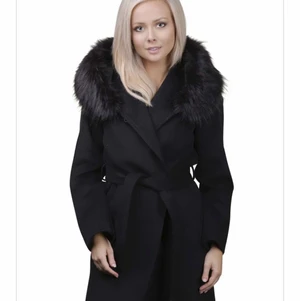 Helt ny kappa  - Kappa från märket Roco baroco, strl 38. Använd max 3 gånger. Säljes pga fel storlek. Nypris 2990kr