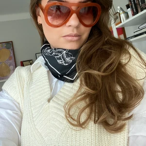 Derek Lam solglasögon - Unika oversize aviator solglasögon i orange 🍊 ,  Leandra Medine intygar!! Änvända få gånger, men passar nog en lite mer vågad person ;) nypris 2000 kr