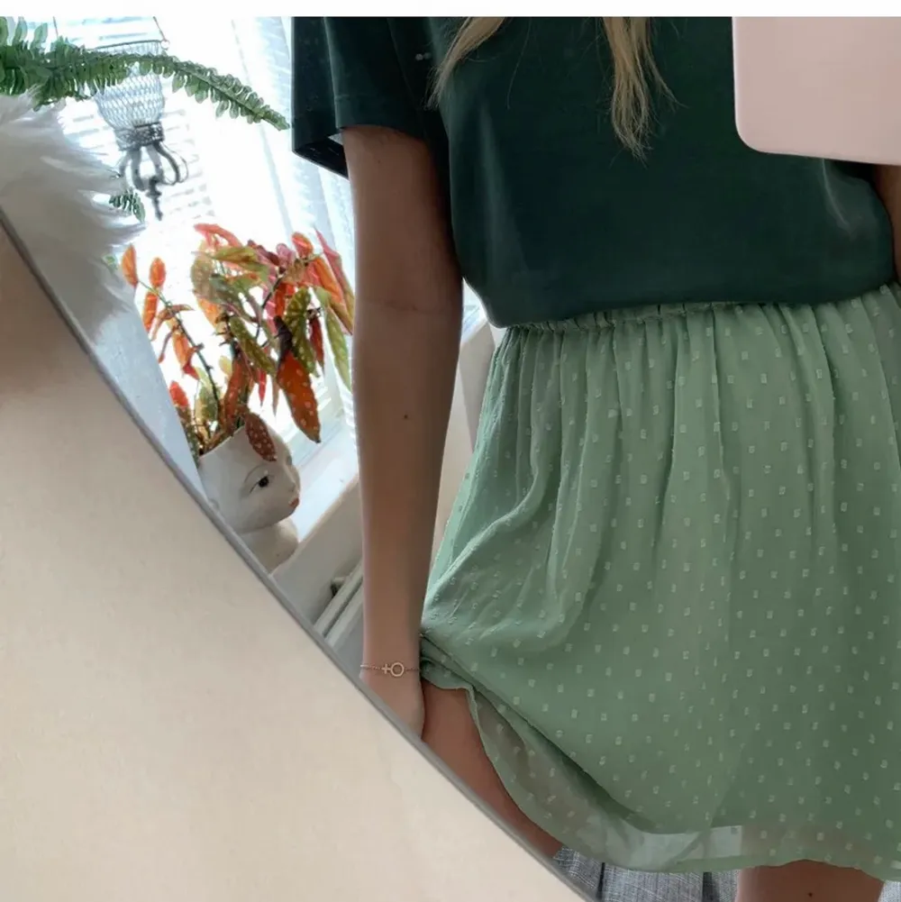 Obs, lånade bilder🥰 Superfin grön kjol i storlek S köpt här på Plick! Säljer vidare då den ej kommer till användning💚 Jättefint skick! (Köparen står för frakten). Kjolar.