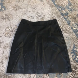 Skinn kjol - Skinn kjol i storlek 34, aldrig använd! 💕💕