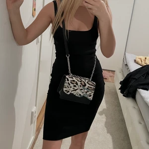 Zara klänning  - Zara klänningarna i storlek M. Klänningarna är nästan oanvända och sitter superbra! Klänningerna kan köpa separat för 90 eller alla tre tillsammans för 250!! 💞😊✌🏻