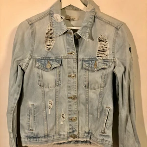 Jeansjacka - Storlek S, använd men bra skick, enkelt att styla med passar med allt 🖤