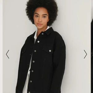 Jeansjacka  - Säljer en jeansjacka ifrån Nakd i storlek 36. Har bara använt jackan en gång så den är i superskick❤️