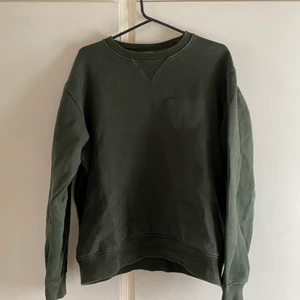 Wood Wood Tjocktröja - Klassisk tjocktröja i fint skick. Diskret logga. 