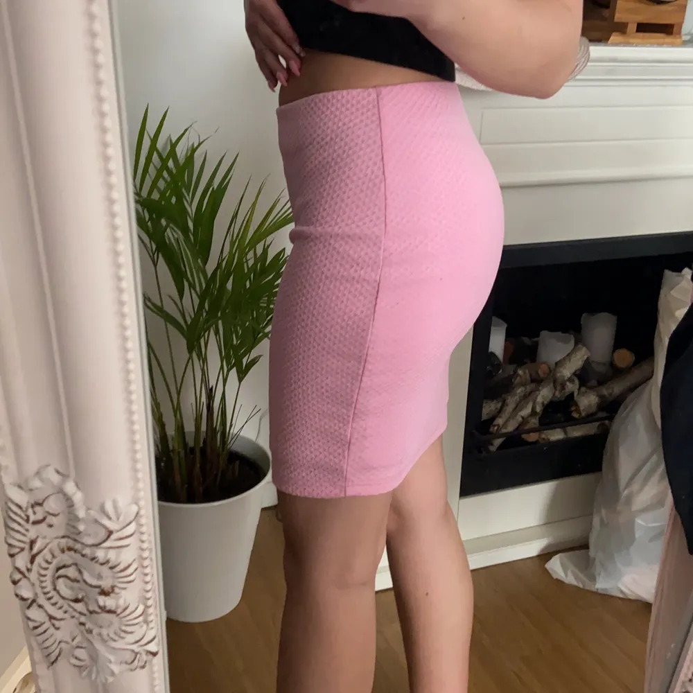 Jätte söt rosa kjol, aldrig använd bara testad. Tänkte jag skulle använda den men hände aldrig så får väll sälja den. Felfri som sagt aldrig använd.. Kjolar.