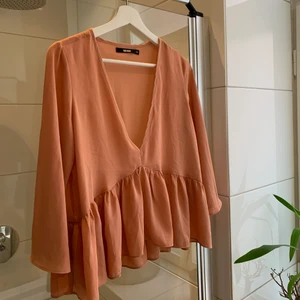 Den PERFEKTA sommarblusen! - Såå snygg sommarblus i en snygg ljusorange färg! Stylea detta med ljusa jeans och dra över bikinin i sommar:)