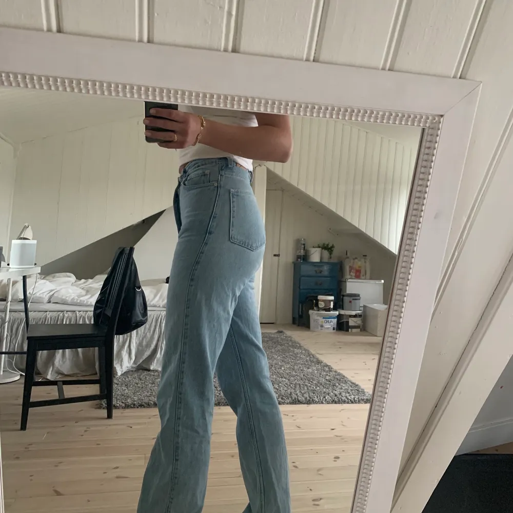 Blåa jeans från weekday i modellen rowe. De är i bra skick och är köpta för ca 1 år sedan. Jag är 173 cm lång och jeansen är i storlek 25/32💗 150kr plus frakt!. Jeans & Byxor.