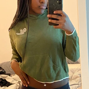 Grön kofta - Grön koftan från H&m, snygg och kroppad! Perfekt för sommaren då den inte är i något tjockt material☀️ är i storlek L men skulle lika gärna kunna passa S/M (den har även en luva)