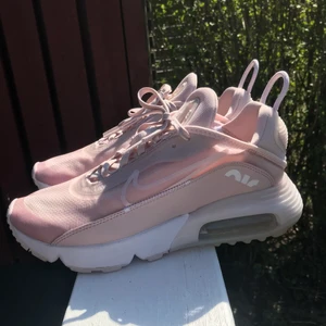 Nike Air Max 2090 - Helt nya rosa Nike Air Max 2090. Endast testade 1 gång. Säljer pga tyvärr för liten storlek för mig. Storlek : 38,5.  Priset kan vi diskutera :) 